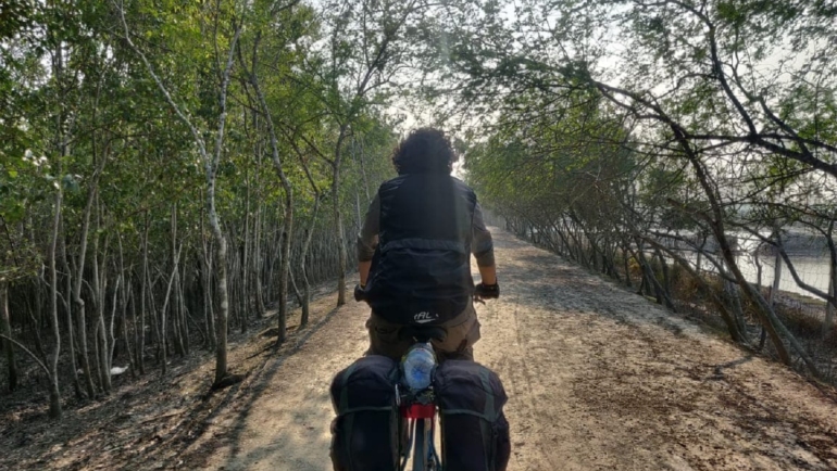 সাইকেলে দুই প্রান্তের দেশযাত্রা